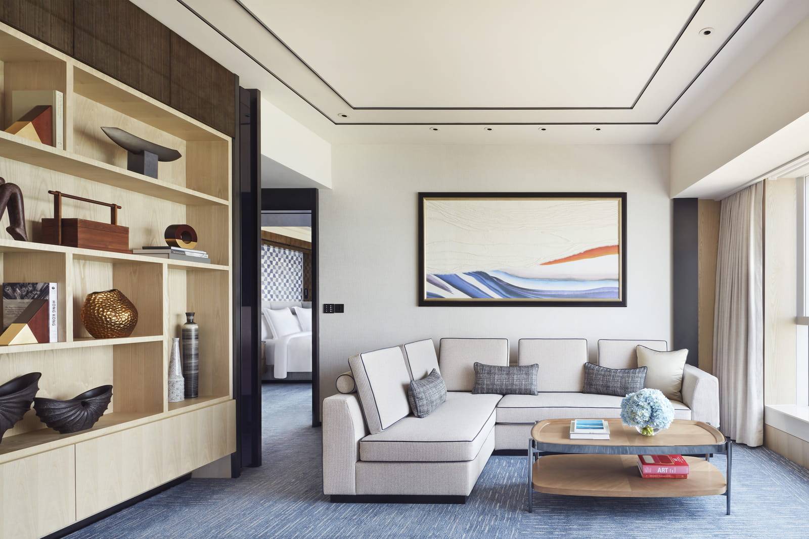 香港四季酒店 Superior Harbour-View Suite 的起居室