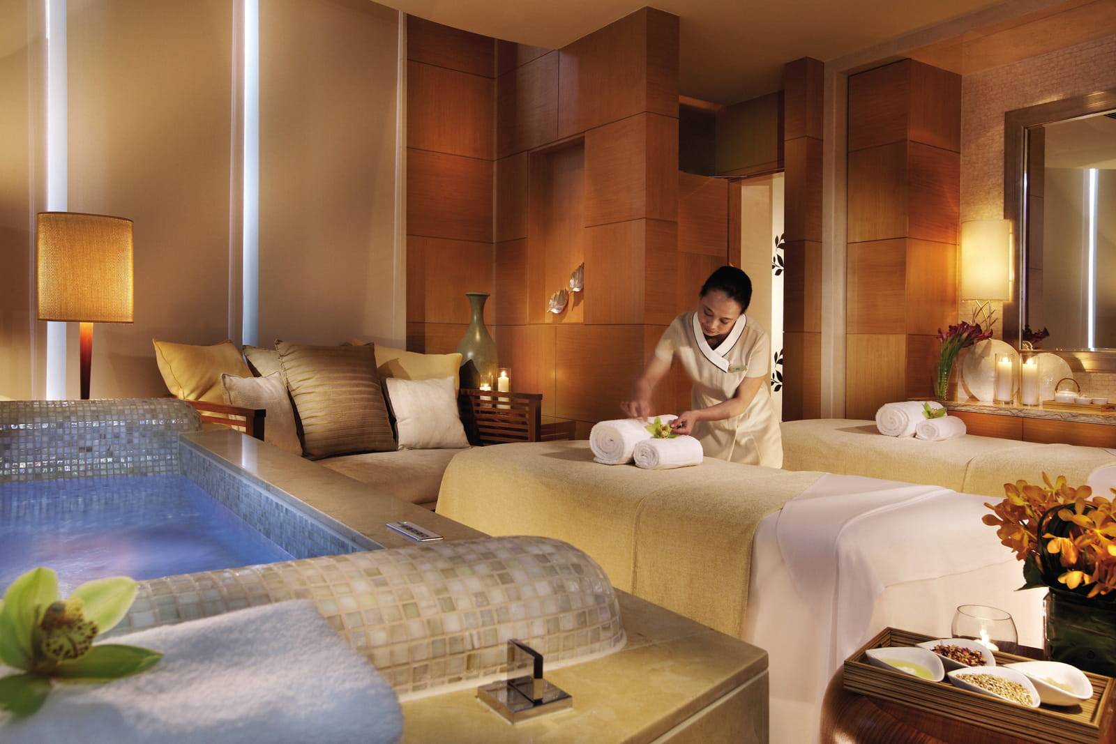 澳門四季酒店 Spa 雙人療程套房的按摩床與浴缸