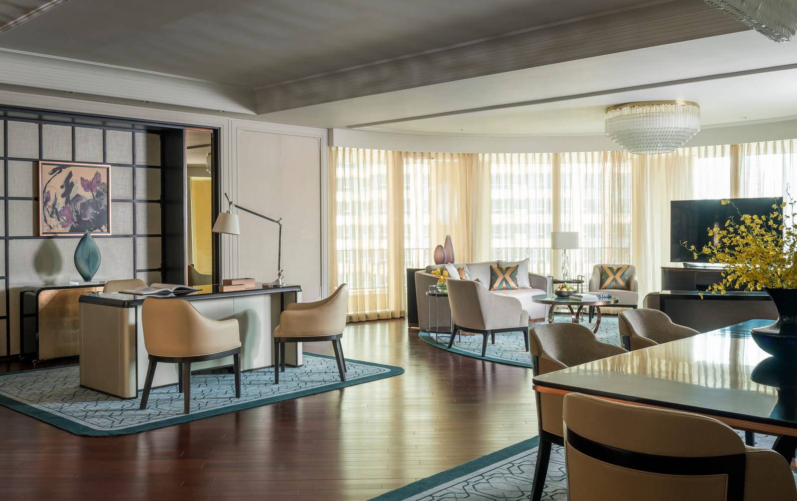 澳門四季酒店 Ambassador Suite 的書桌與轉角窗座位區