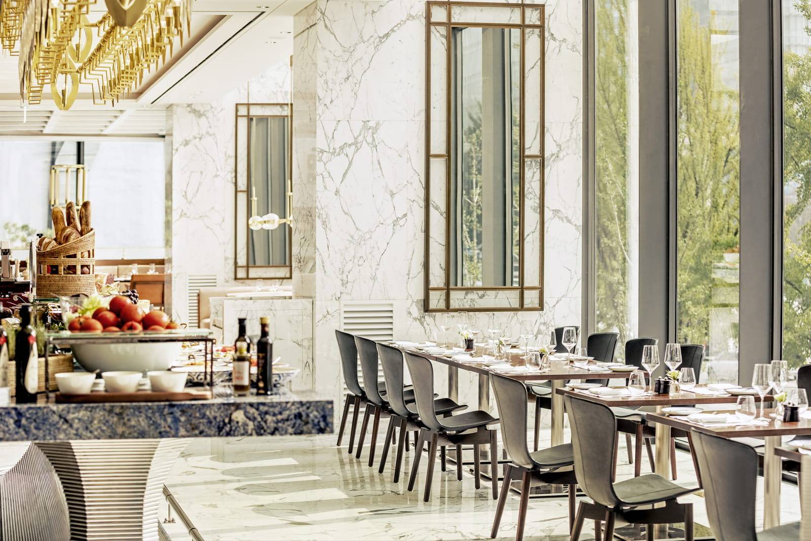 首爾四季酒店 Boccalino 義大利餐廳的大理石用餐區