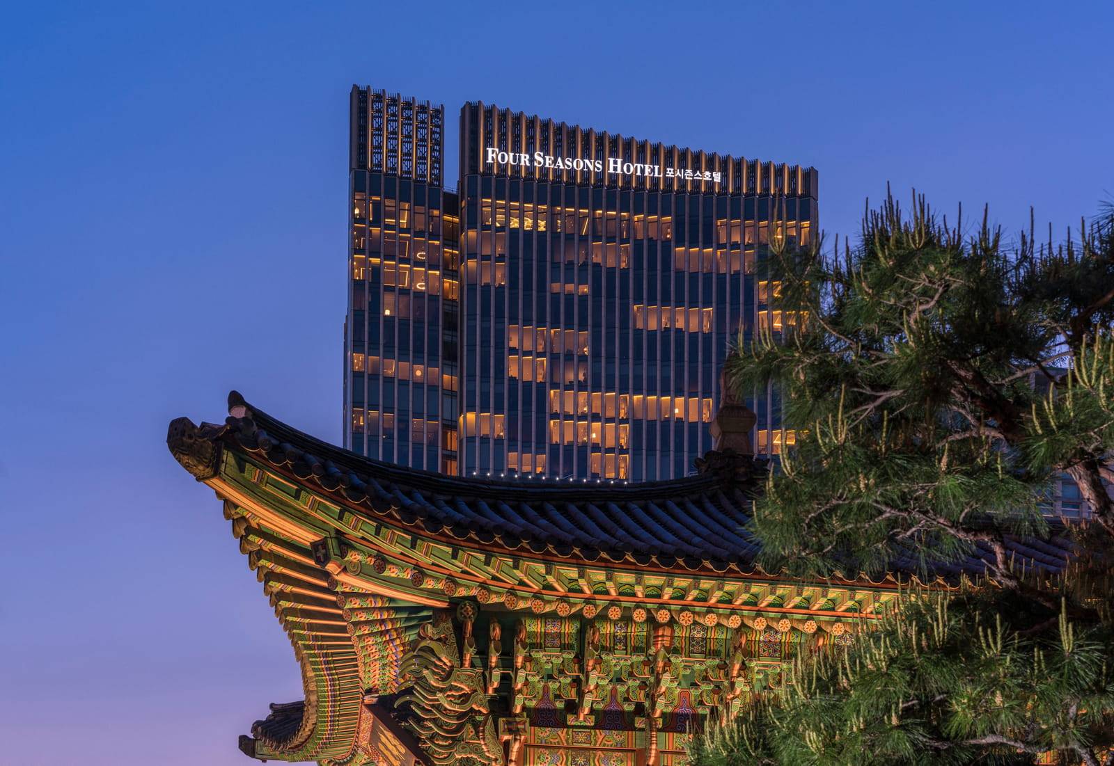 首爾四季酒店高樓與前景的傳統宮殿屋簷