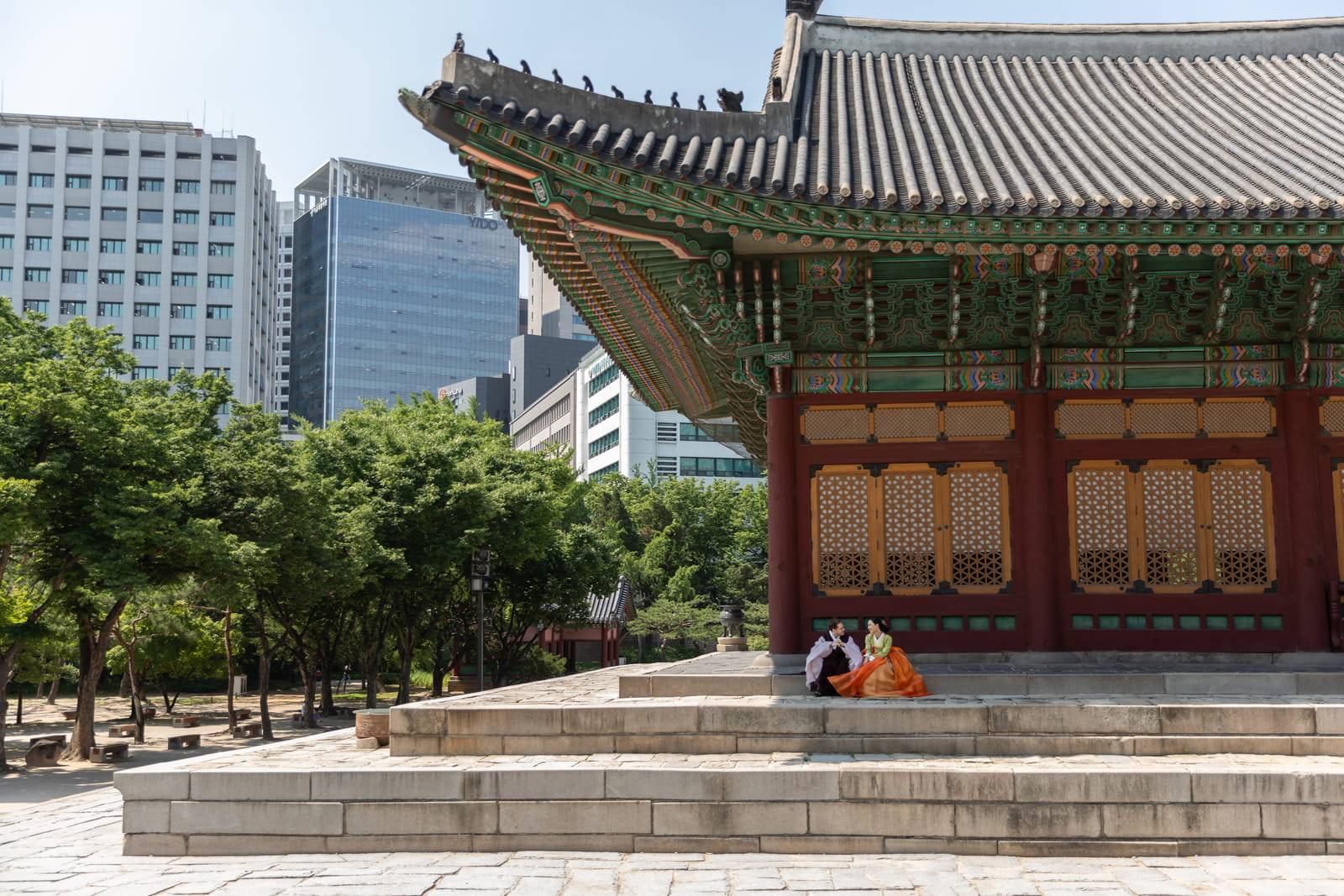 首爾古宮前穿韓服的旅客（目的地參考）