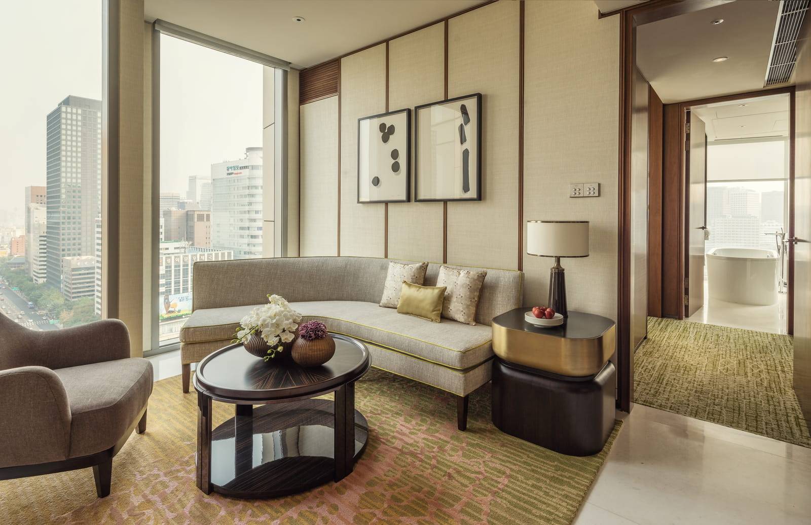 首爾四季酒店 City-View Executive Suite 的弧形沙發