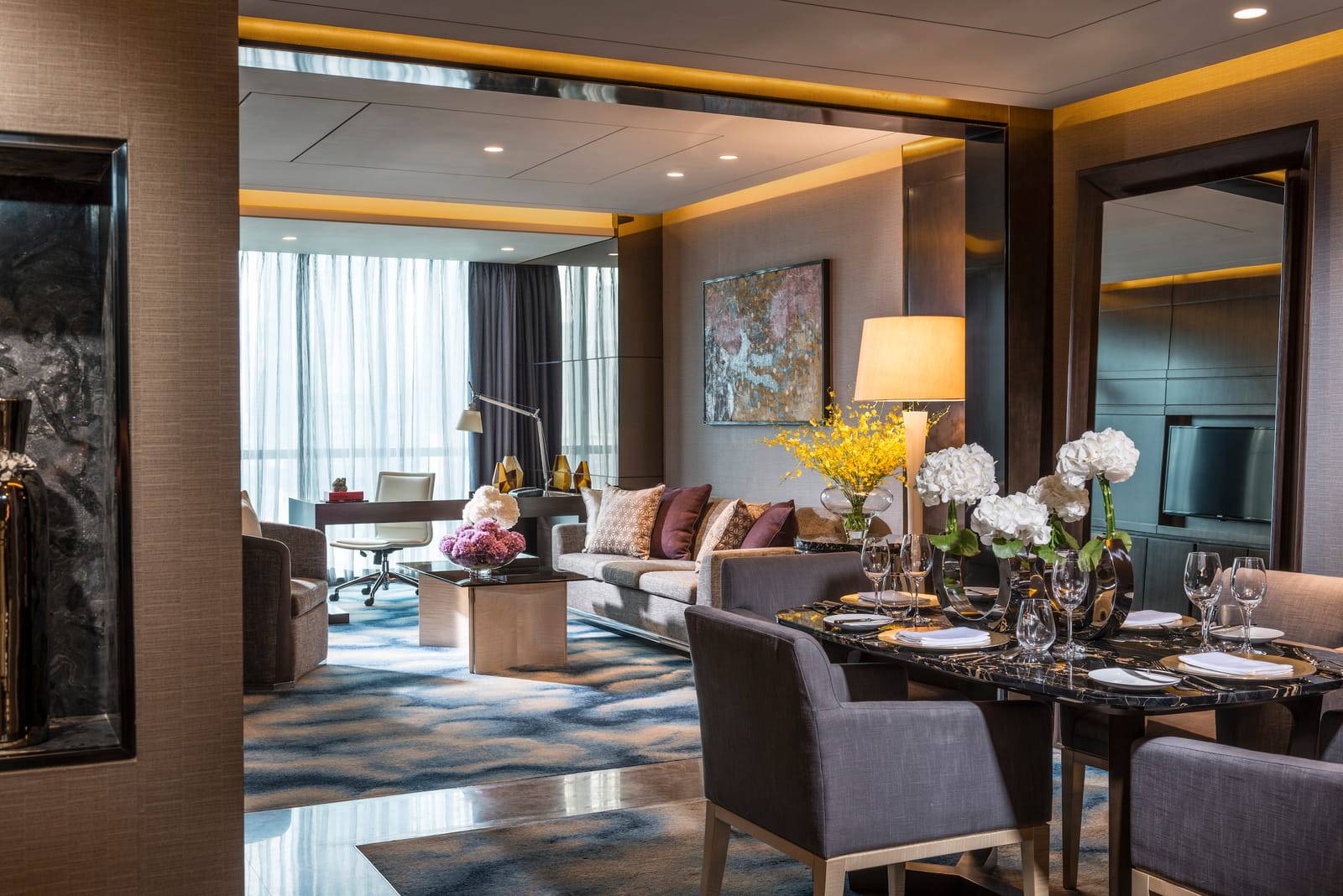 深圳四季酒店 Deluxe Suite 的起居與用餐區