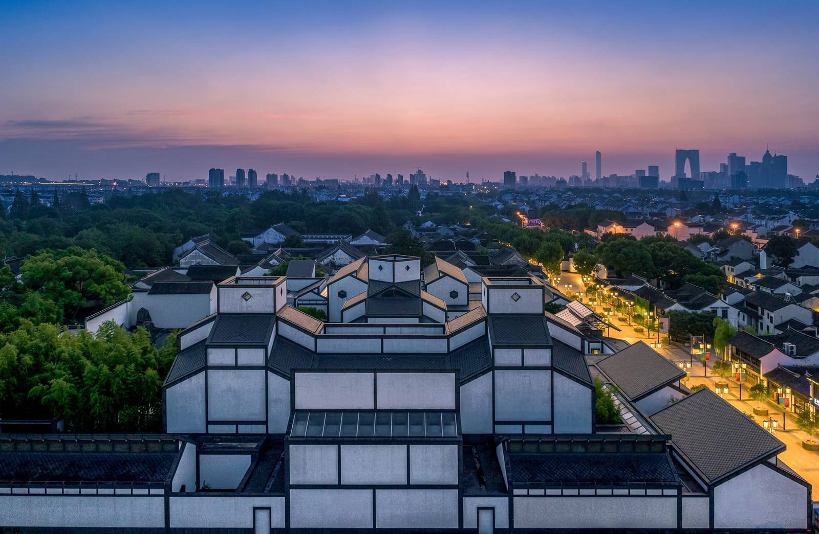 蘇州四季酒店白牆黛瓦的建築群與城市夜色