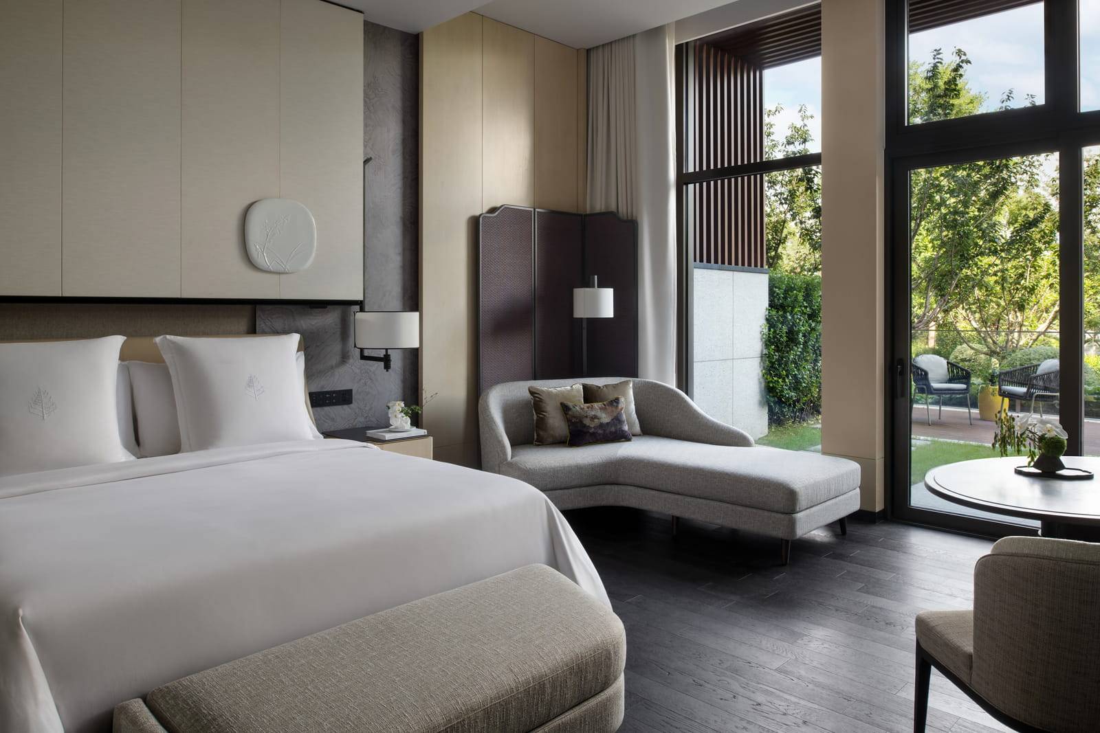 蘇州四季酒店 Garden Terrace Room 的大床與花園露台