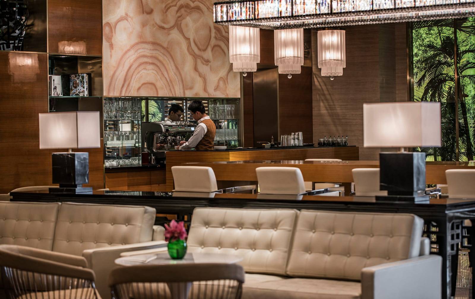 天津四季酒店 La Sala Lounge 的吧檯與沙發