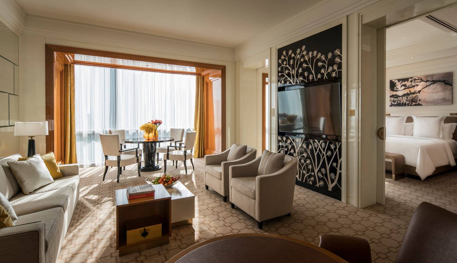 天津四季酒店 Premier Suite 窗邊的沙發與餐桌