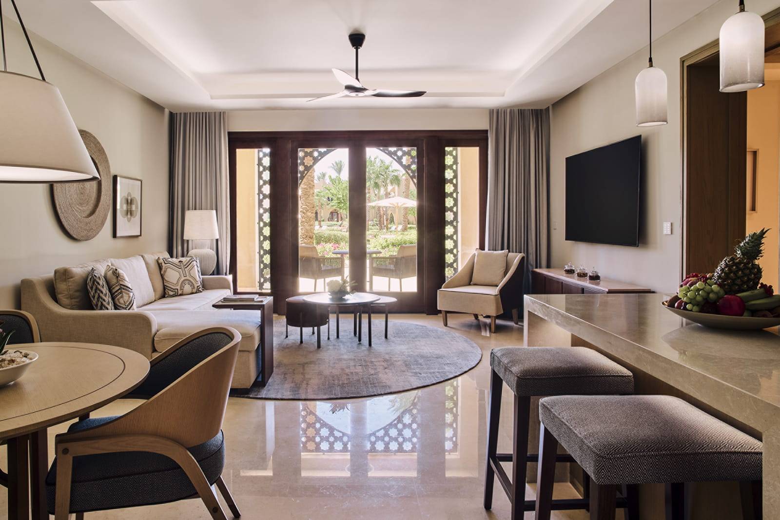 夏姆錫克四季度假酒店 Premier Two-Bedroom Residential Suite 的客廳與餐桌