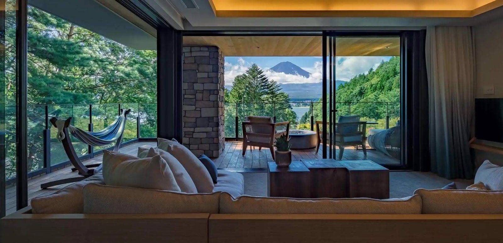 馥府 河口湖附吊床的套房客廳與富士山景