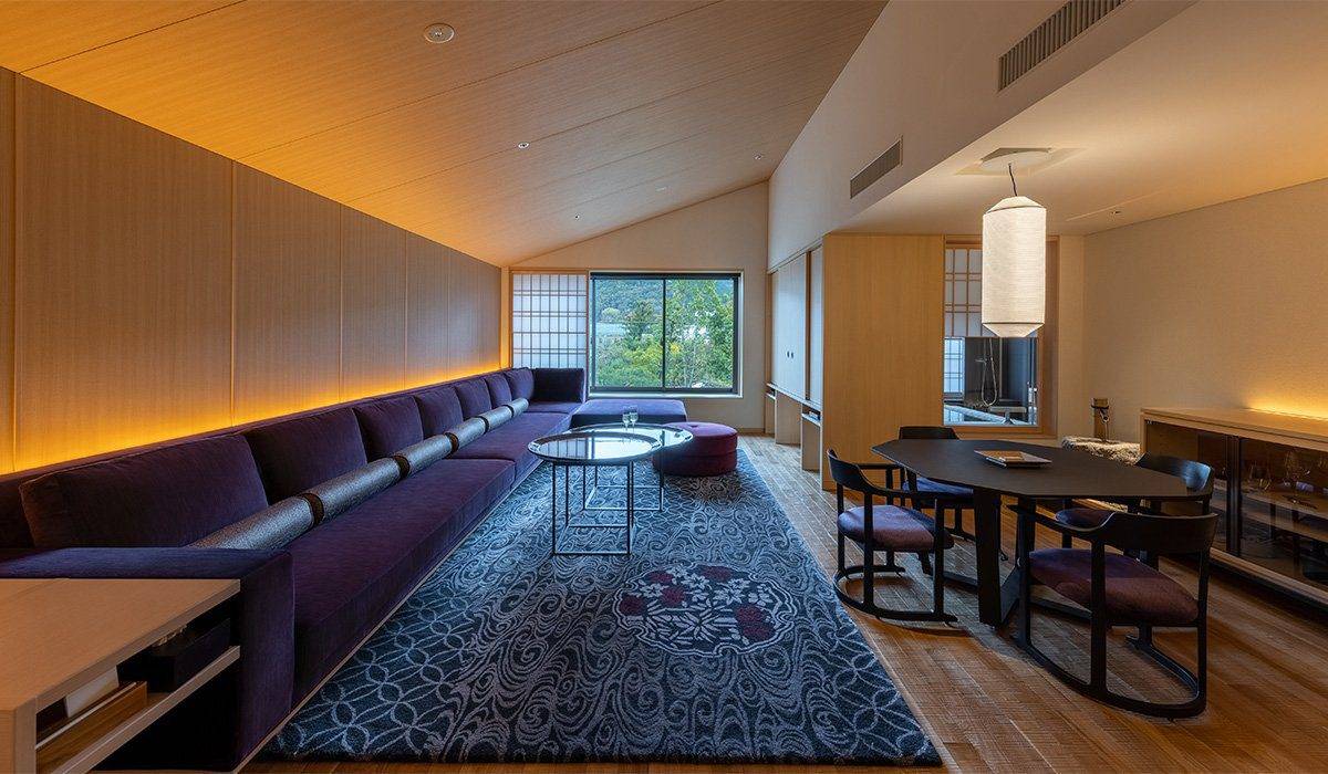 馥府 京都ふふラグジュアリープレミアムスイート的客廳與餐桌