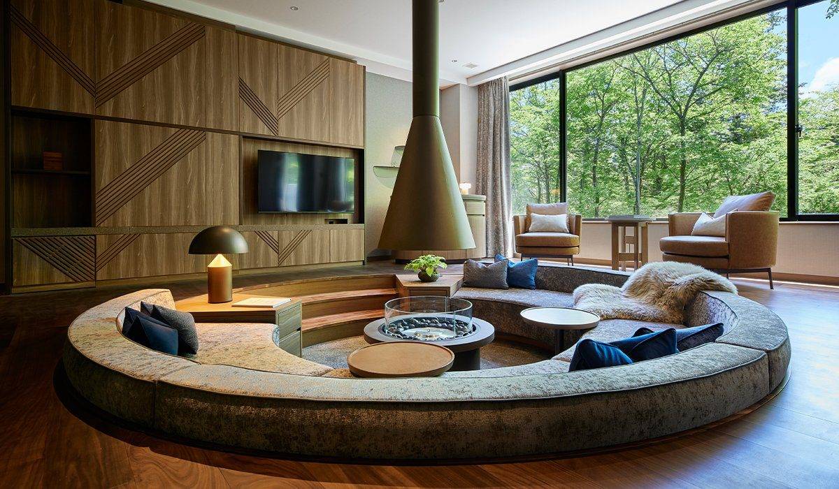 馥府 舊輕井澤 靜養之森 Luxury Suite 下沉式沙發與暖爐