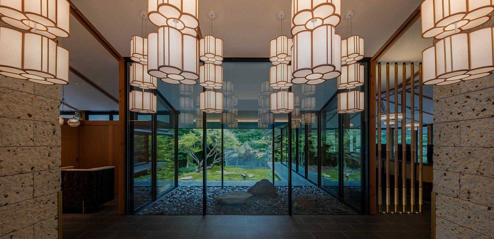 馥府 日光燈籠吊燈與中庭的館內空間