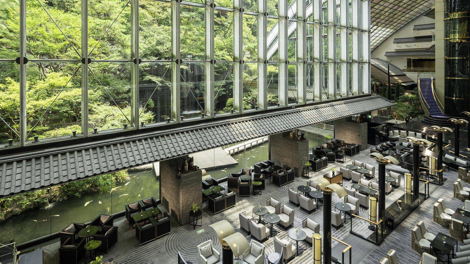 東京雅敘園酒店玻璃挑高中庭旁的用餐區