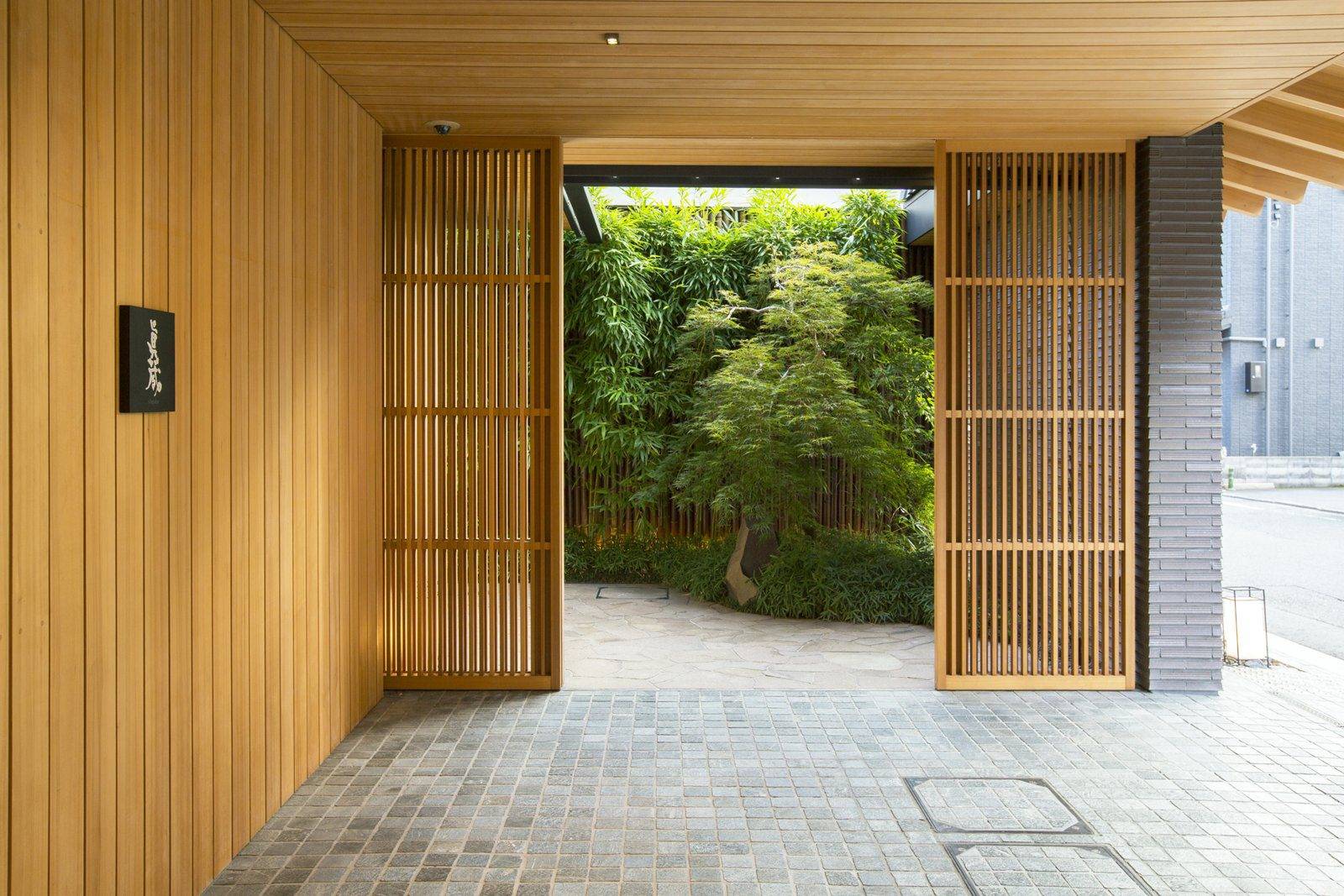 Garrya 二條城 京都木格門後的庭園入口