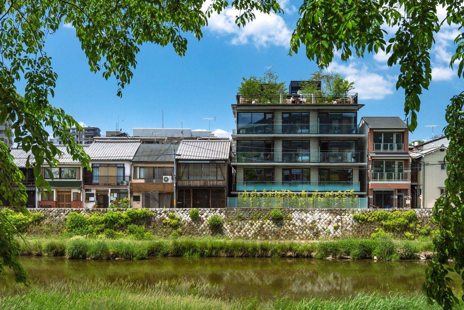 源氏京都從鴨川對岸望去的飯店建築