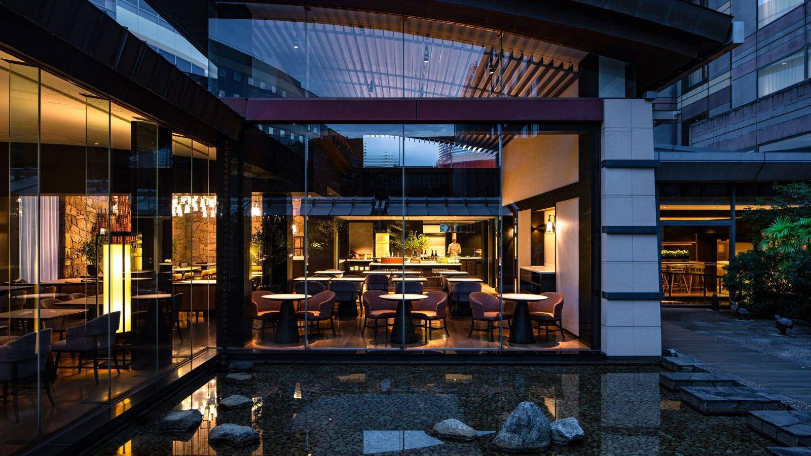 福岡君悅酒店夜間的飯店入口