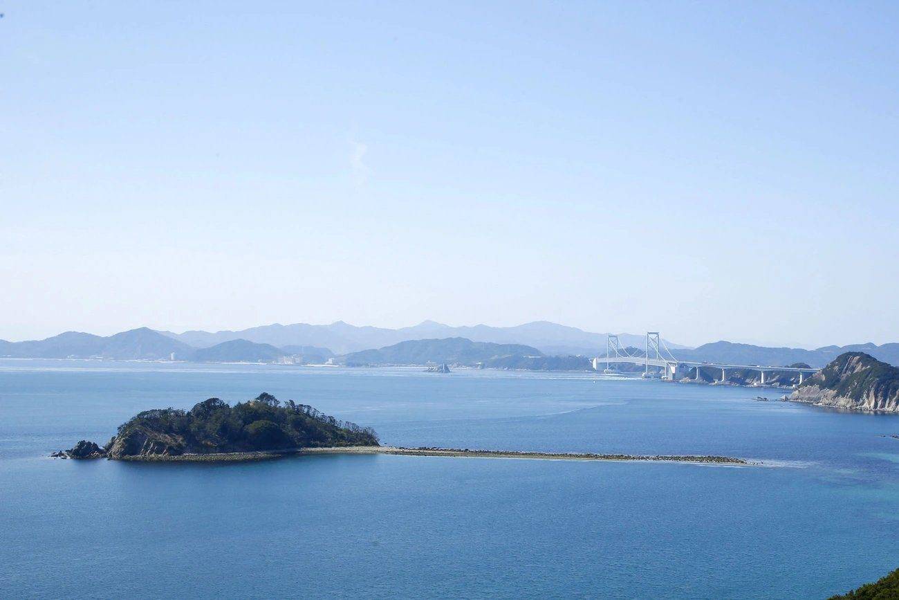 淡路島南岸的海面、小島與遠方的大鳴門橋