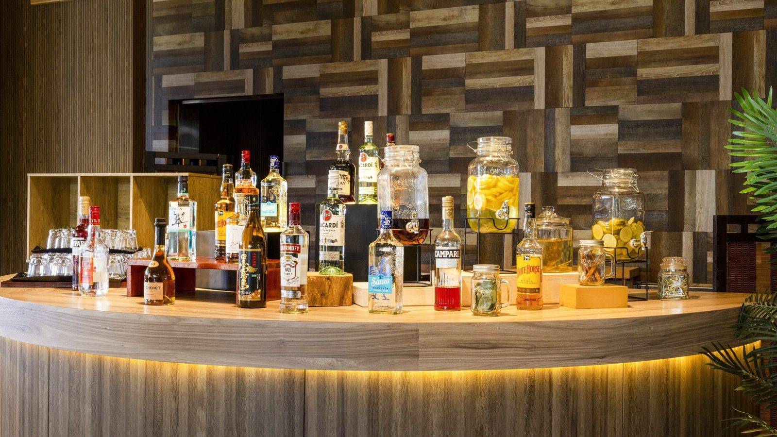 沖繩殘波岬美爵度假酒店 The Lounge 吧檯