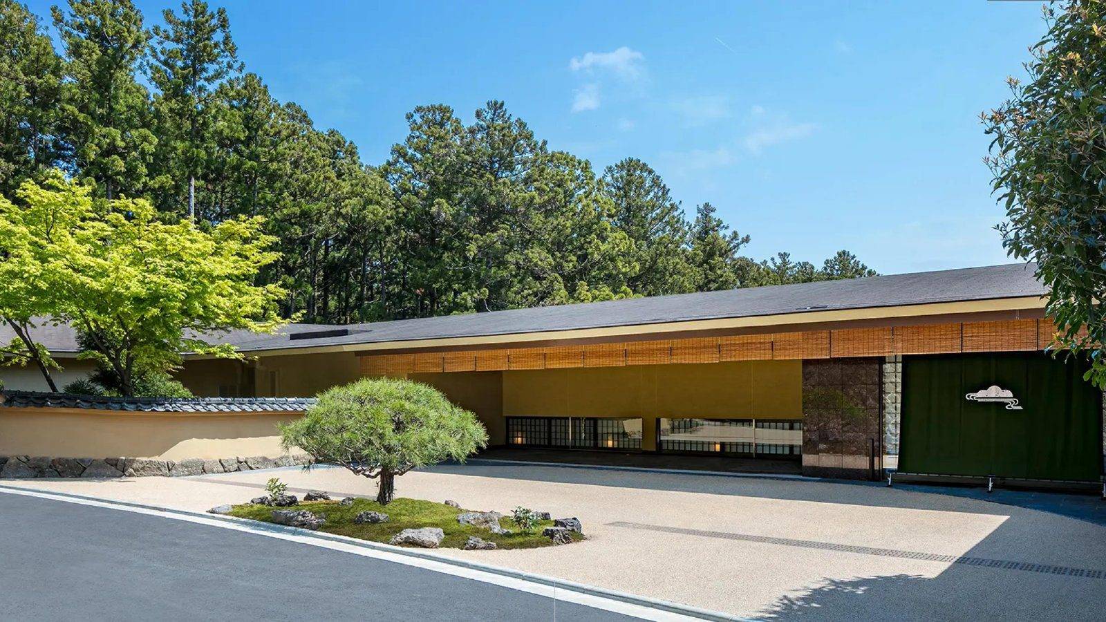 箱根・翠松園玄關前的松樹與入口建築