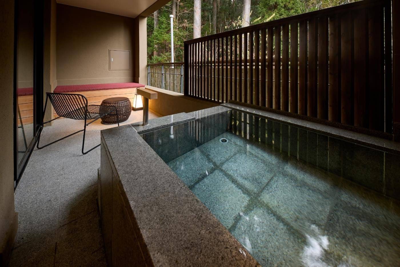 箱根・翠松園 Stylish Suite Twin 的石造露天風呂