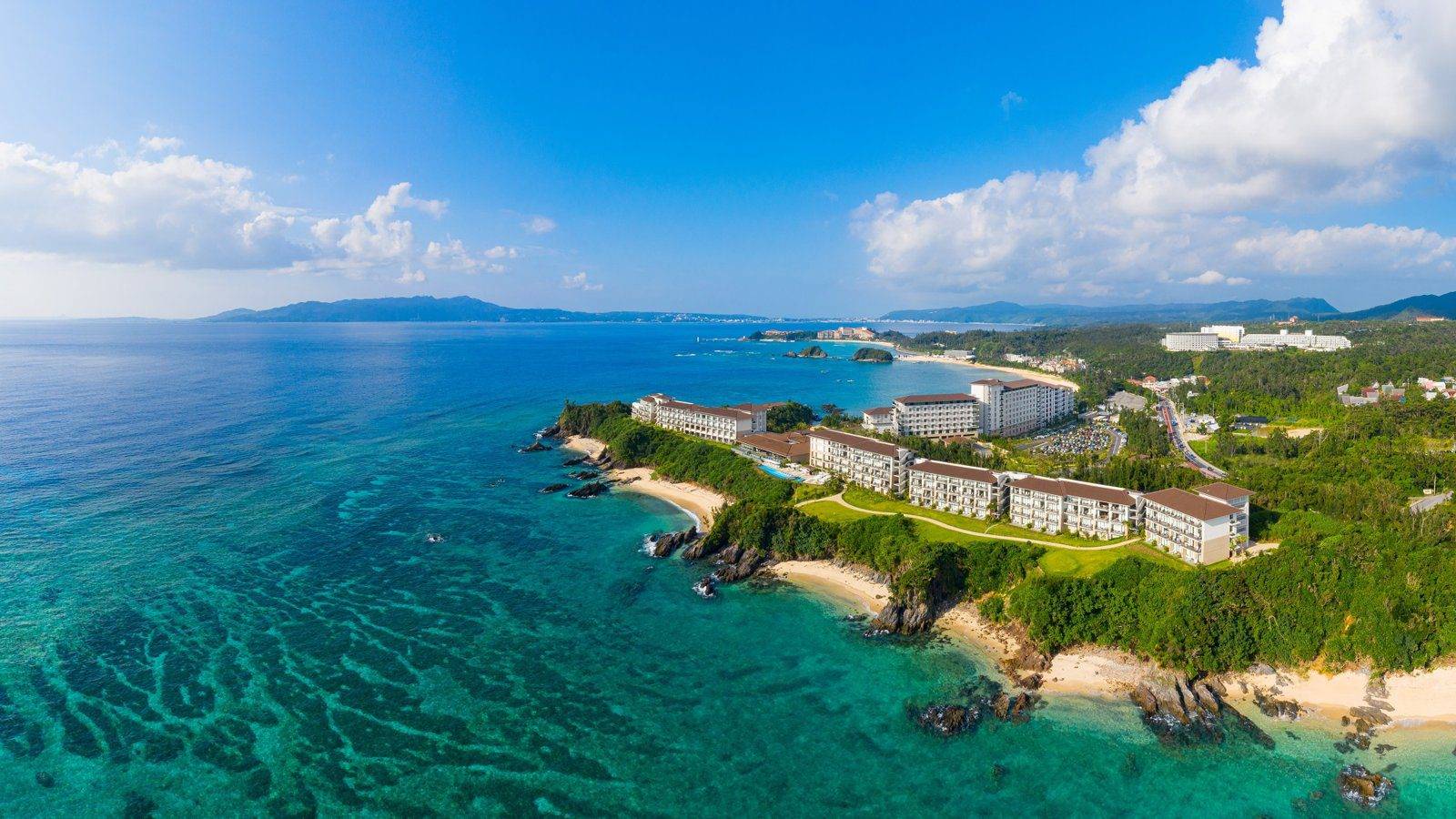 沖繩海麗客蘭尼海岬上的兩棟客房樓與珊瑚淺海空拍
