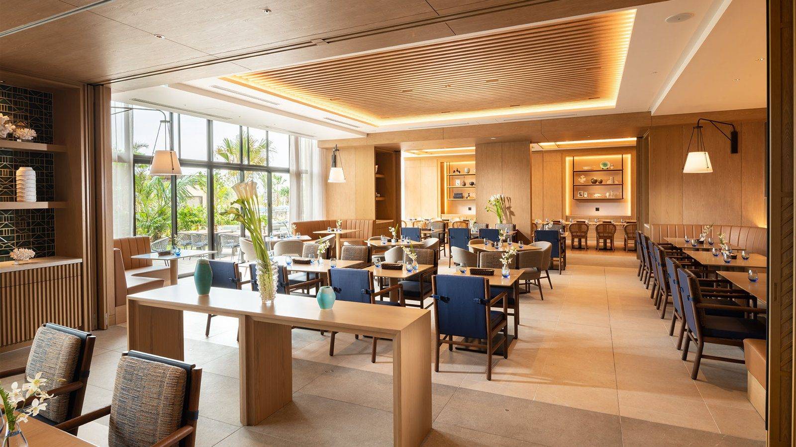 沖繩宮古島希爾頓度假酒店全日餐廳 Azure 木質用餐區
