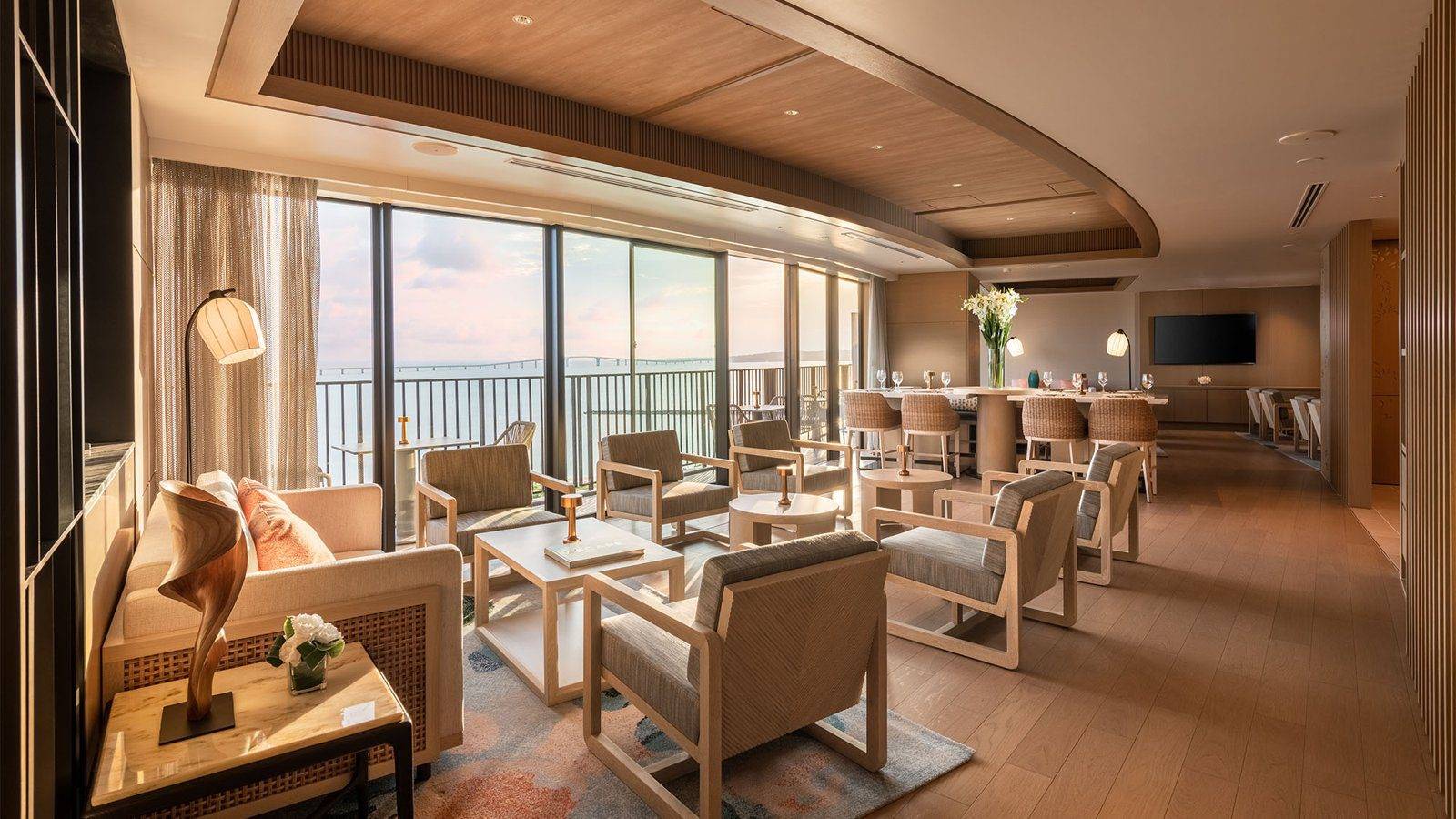 沖繩宮古島希爾頓度假酒店 7 樓行政酒廊沙發座位與海景