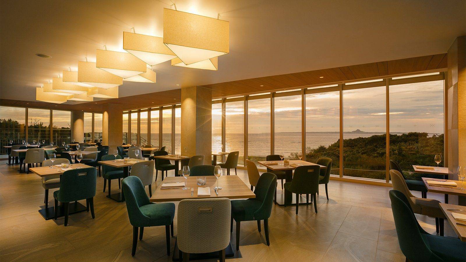 沖繩瀨底希爾頓度假酒店 Sisuco Grill 面海用餐區與夕陽