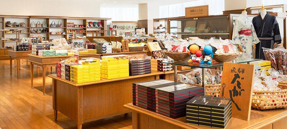高山希爾頓度假酒店 1 樓禮品店的商品陳列