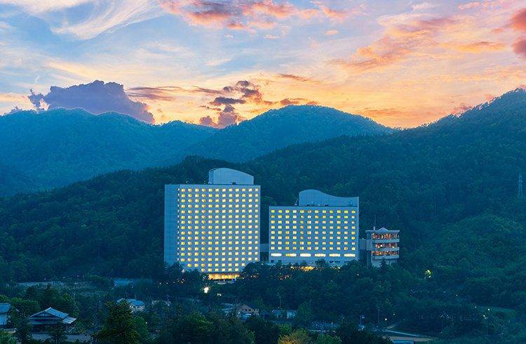 高山希爾頓度假酒店山林間的飯店外觀與黃昏天色
