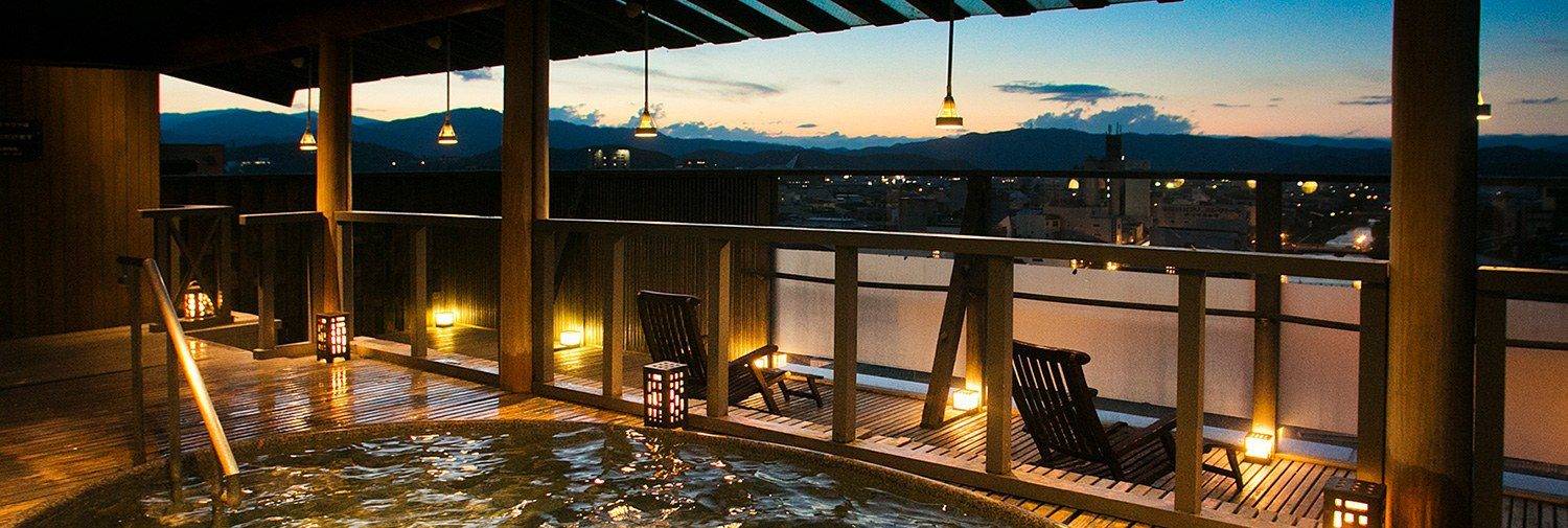 高山本陣平野屋 花兆庵頂樓展望浴場與高山黃昏街景