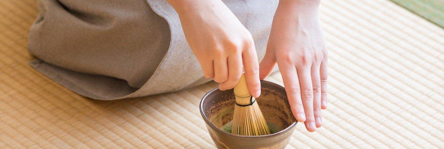 高山本陣平野屋 花兆庵在榻榻米上點抹茶