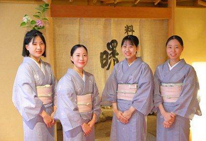 高山本陣平野屋 花兆庵身穿和服的服務人員