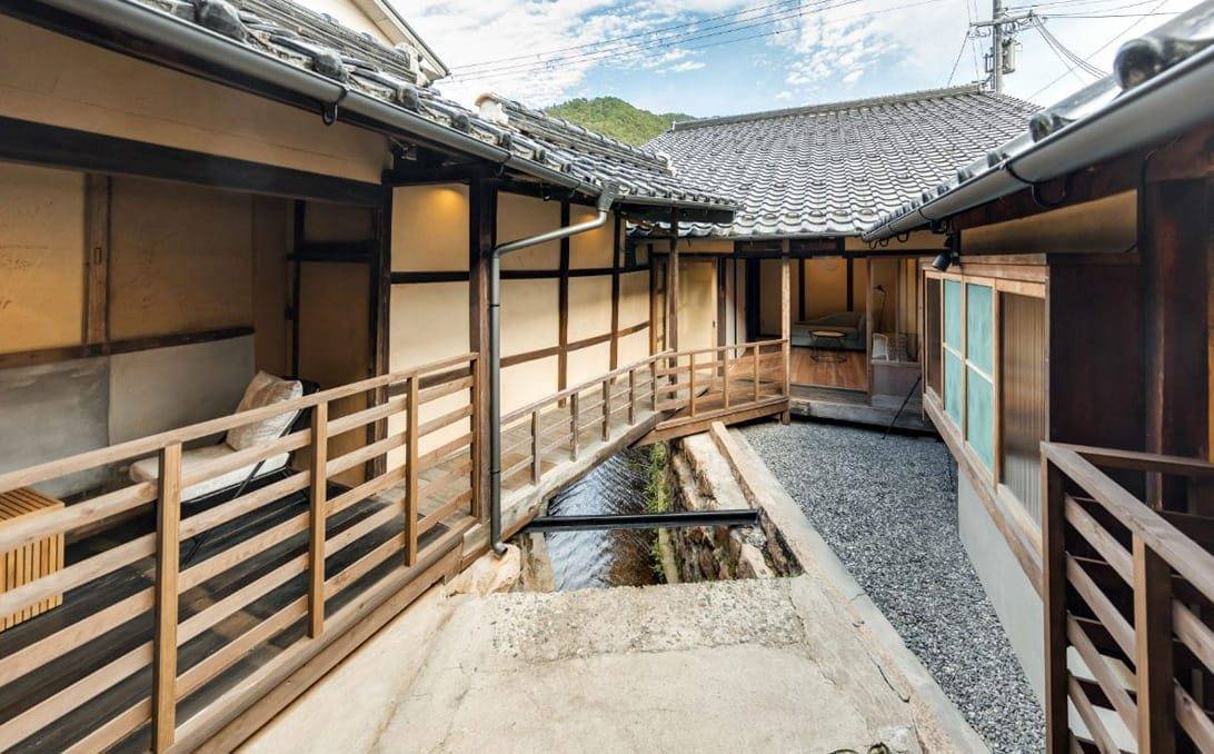 竹田城 城下町 HOTEL EN通往客房的木道