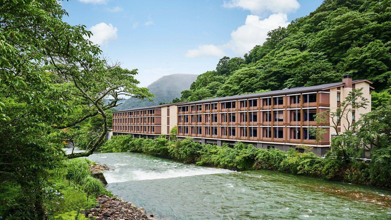 箱根強羅英迪格酒店早川河畔的飯店建築與山景