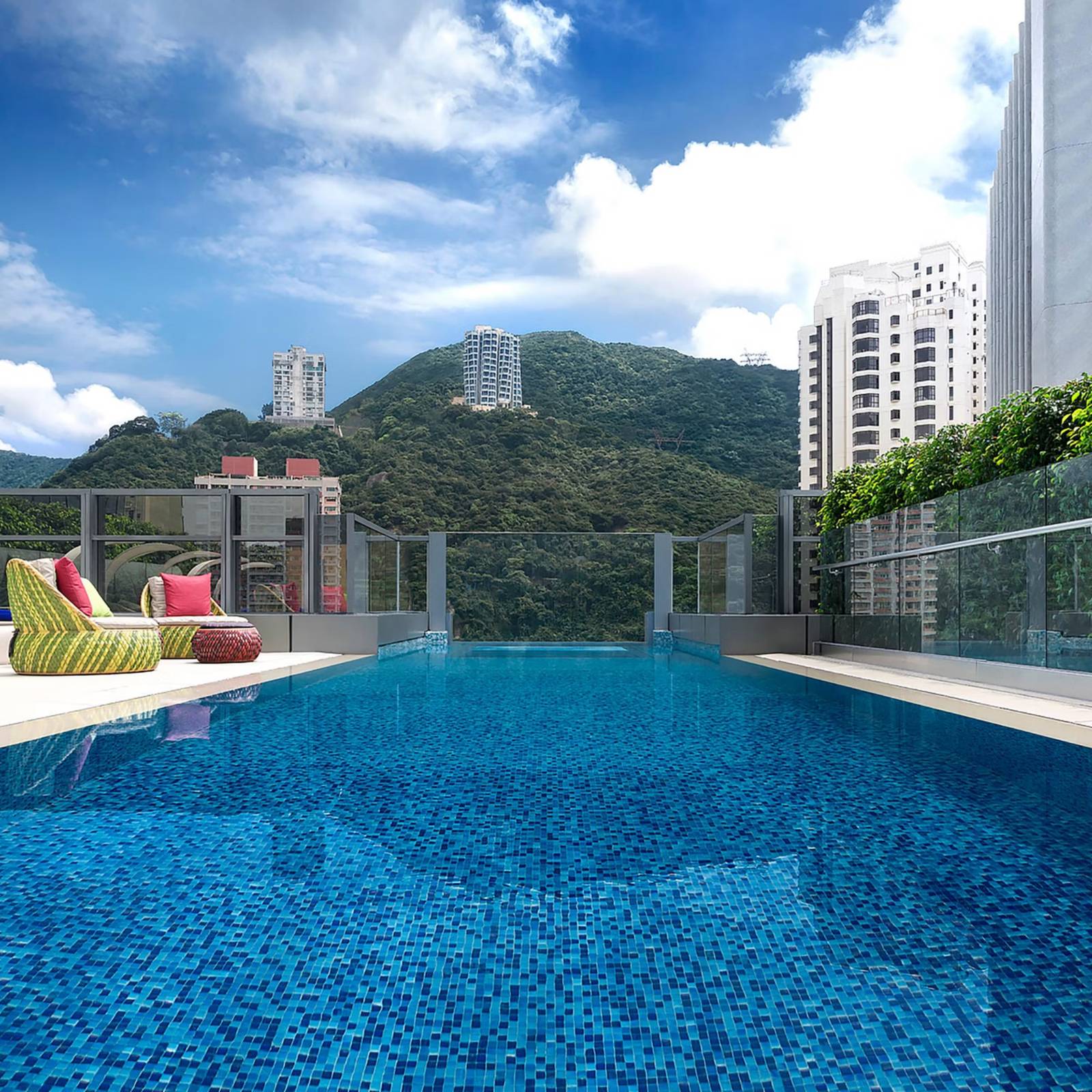 香港港島英迪格酒店頂樓泳池與山景
