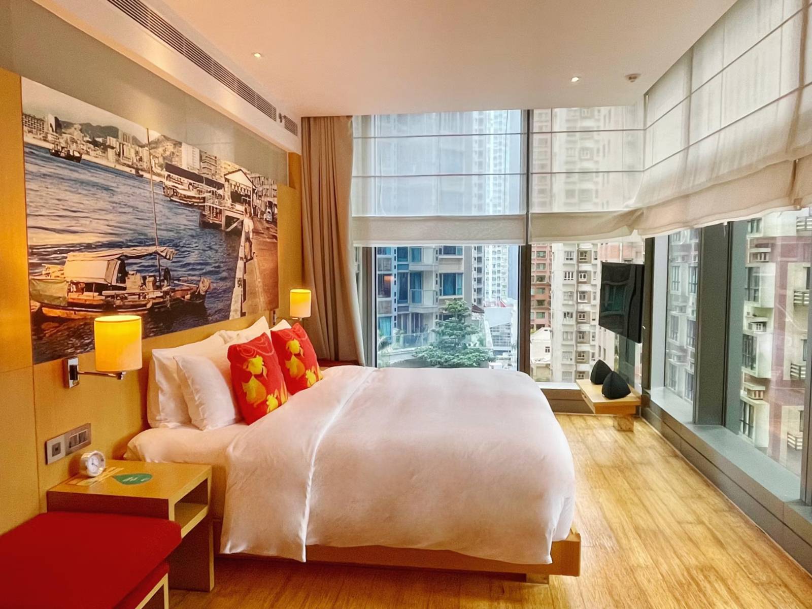 香港港島英迪格酒店客房的大床與灣仔街景壁畫