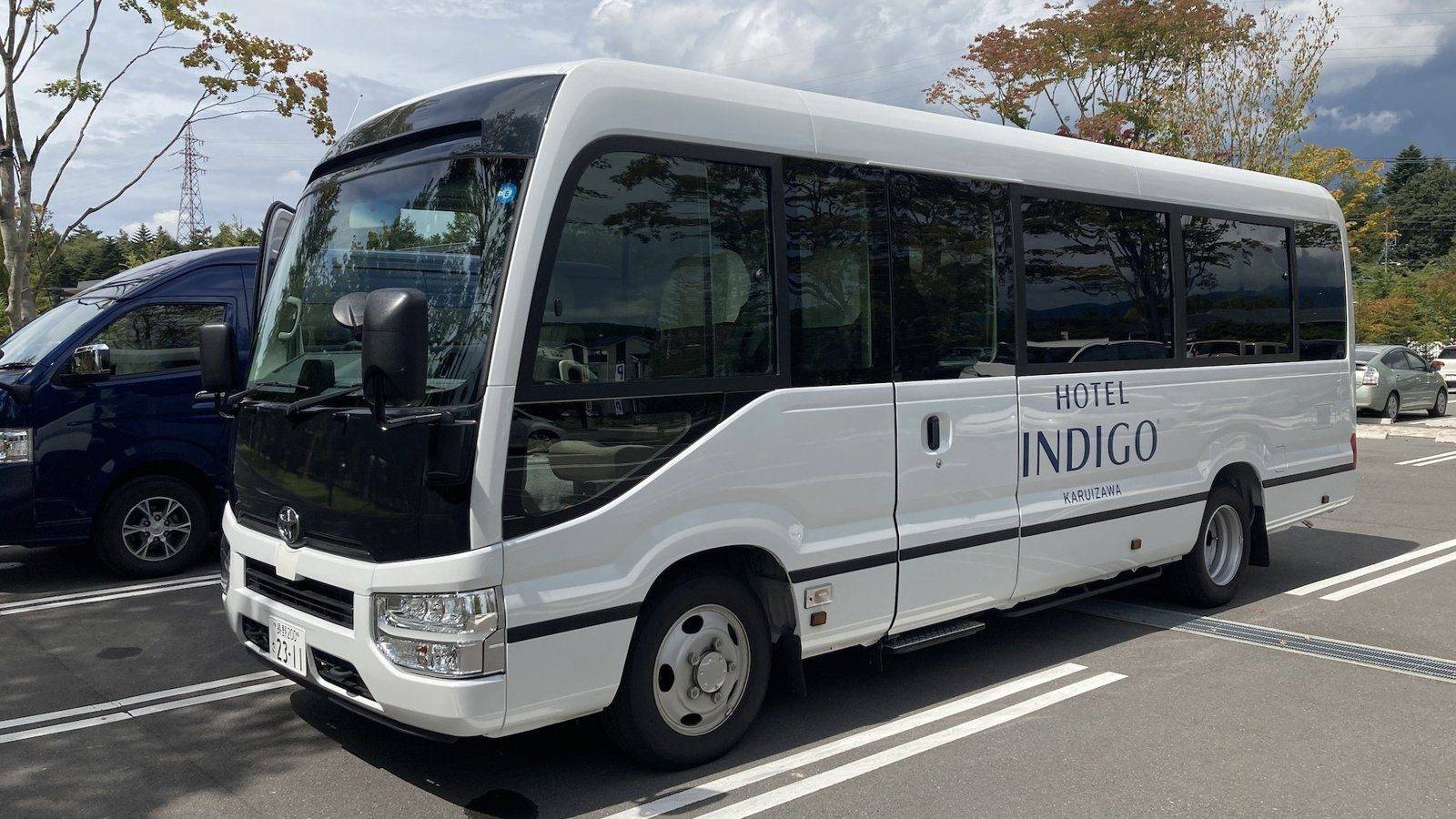 輕井澤英迪格酒店印有 HOTEL INDIGO 的接駁巴士