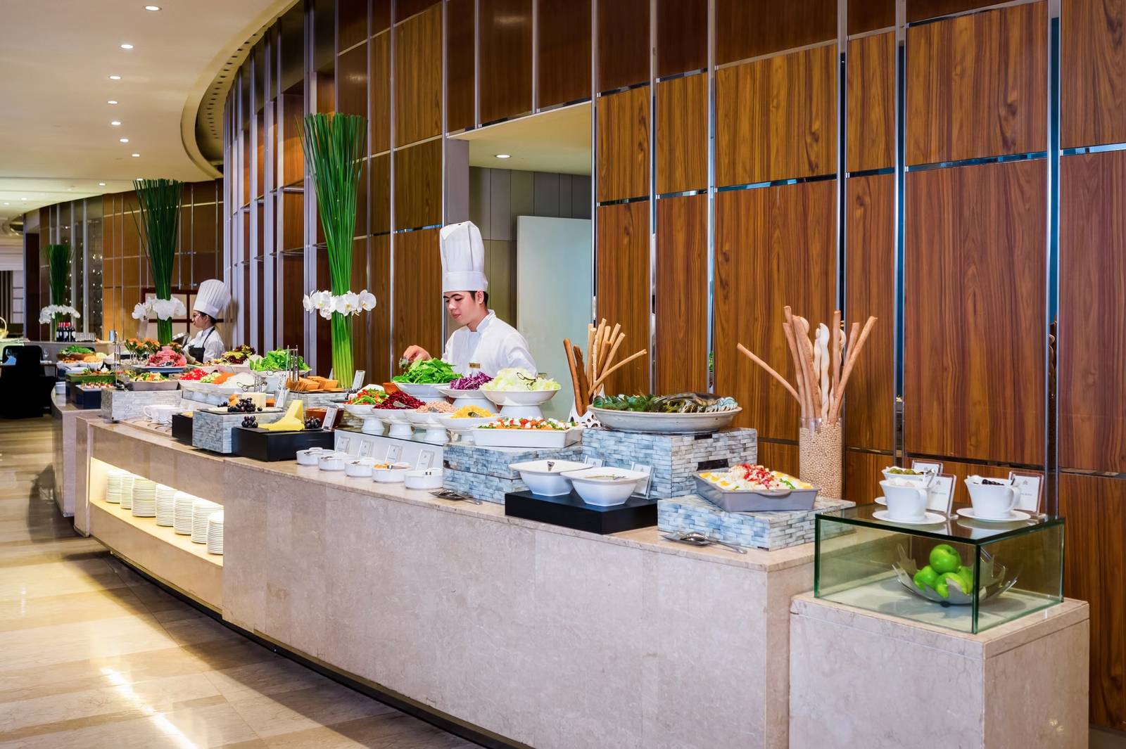 La Brasserie 自助餐檯與現場料理的廚師
