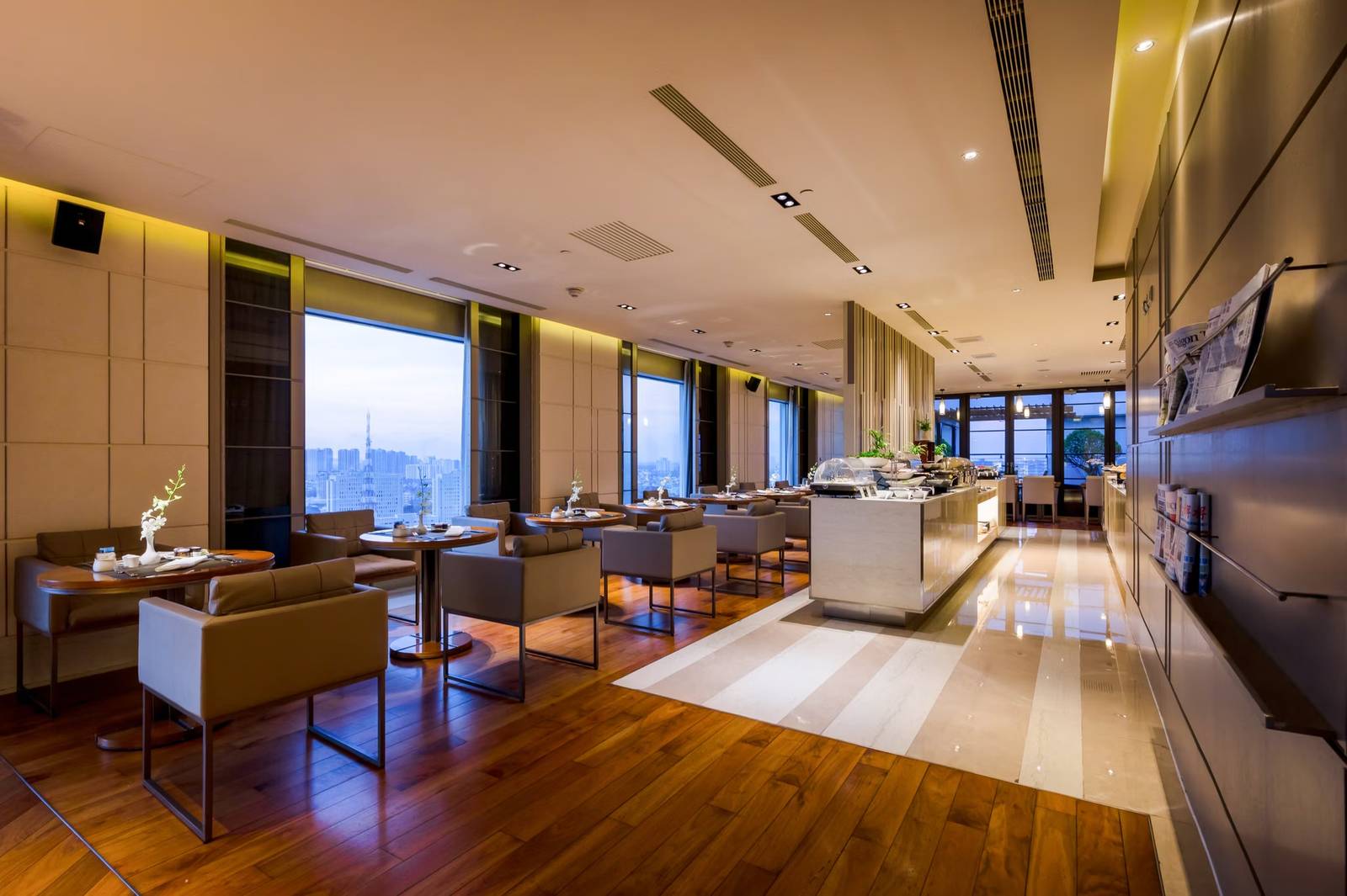 木地板與窗景的 Nikko Club 酒廊座位區