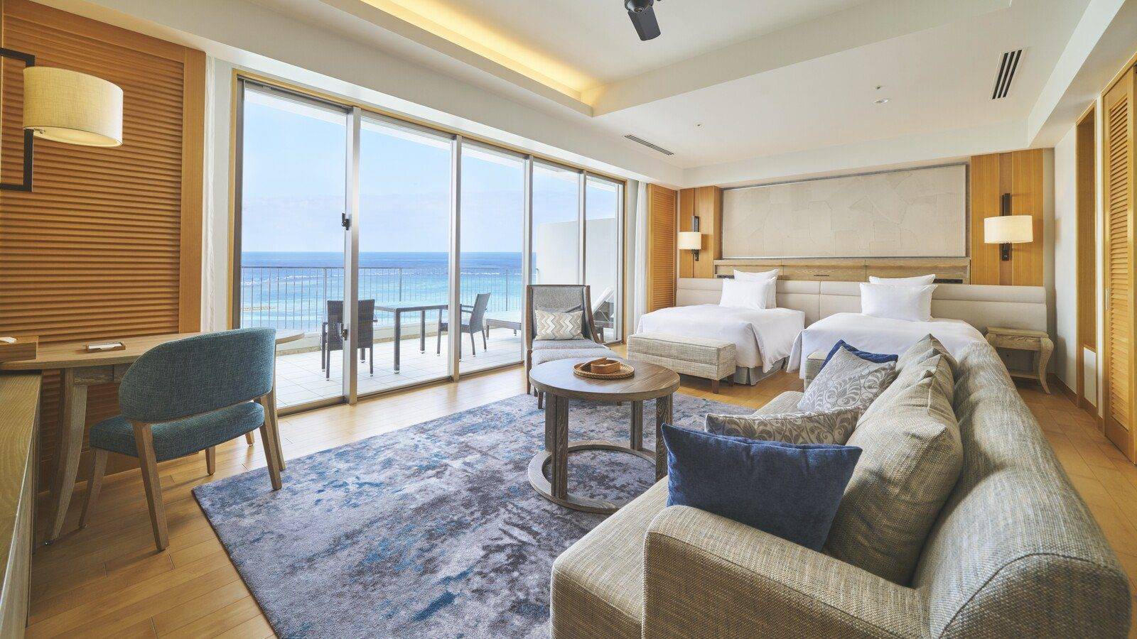Orion 本部度假 SPA 飯店俱樂部翼青年套房沙發區與海景