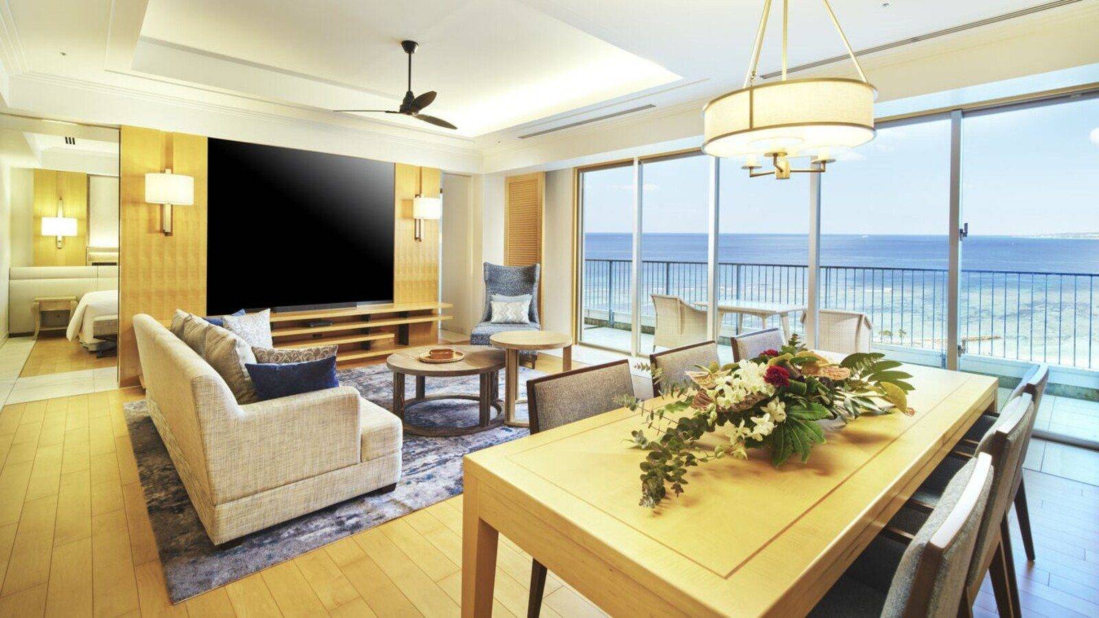Orion 本部度假 SPA 飯店皇家套房客廳與餐桌