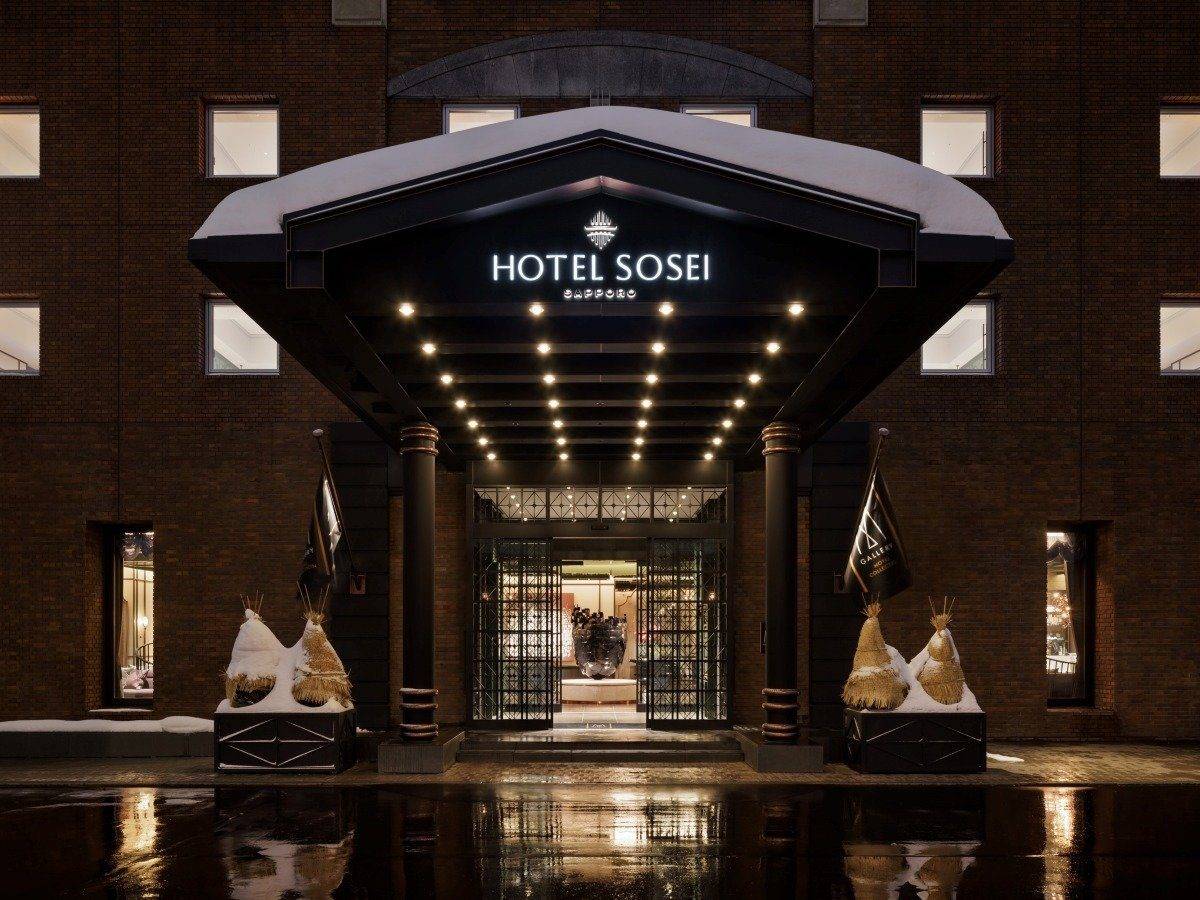 札幌創成美憬閣酒店夜晚的入口與 HOTEL SOSEI 招牌