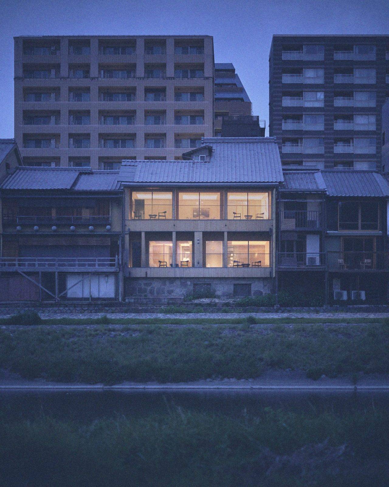 隔著鴨川看 Hotel VMG Kyoto 鴨川的建築