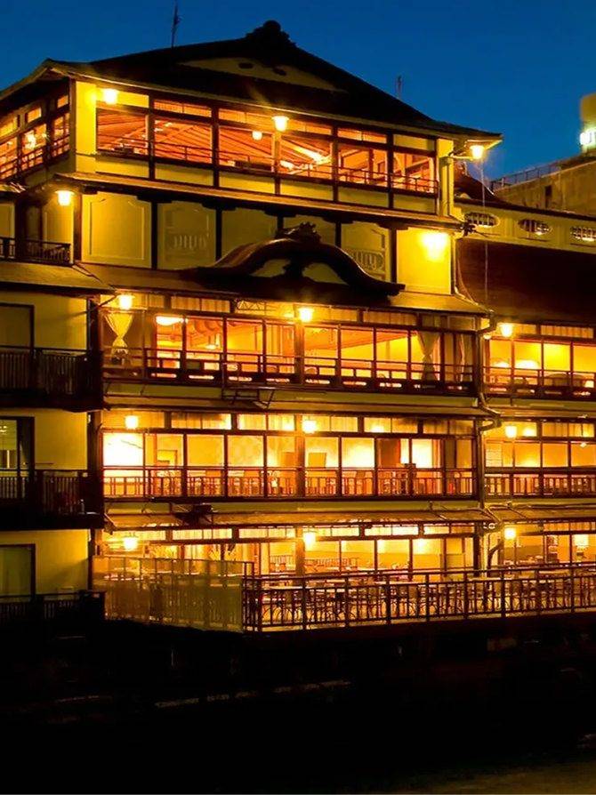 夜裡點燈的鮒鶴京都鴨川度假木造樓閣