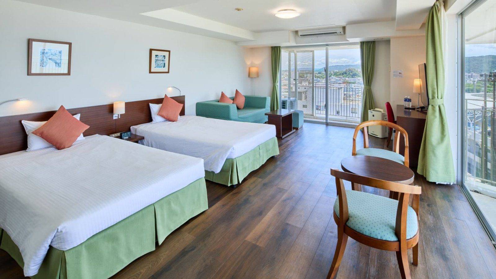 HOTEL YUGAF INN OKINAWA附陽台的 Executive Ocean