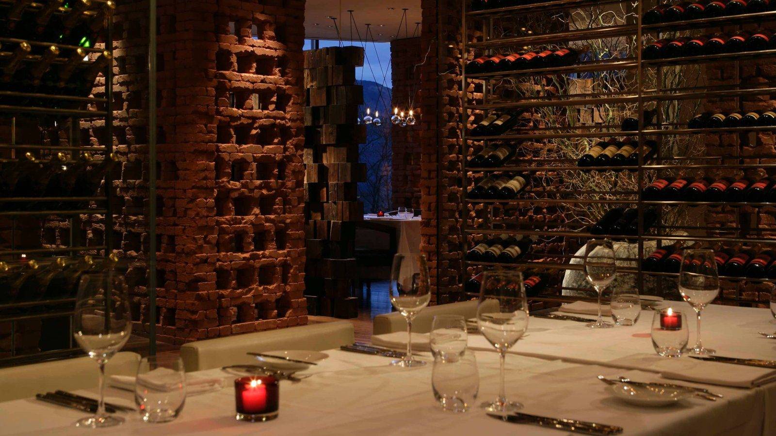 箱根凱悅麗晶度假酒店西餐廳 Dining Room 的餐桌與酒窖牆
