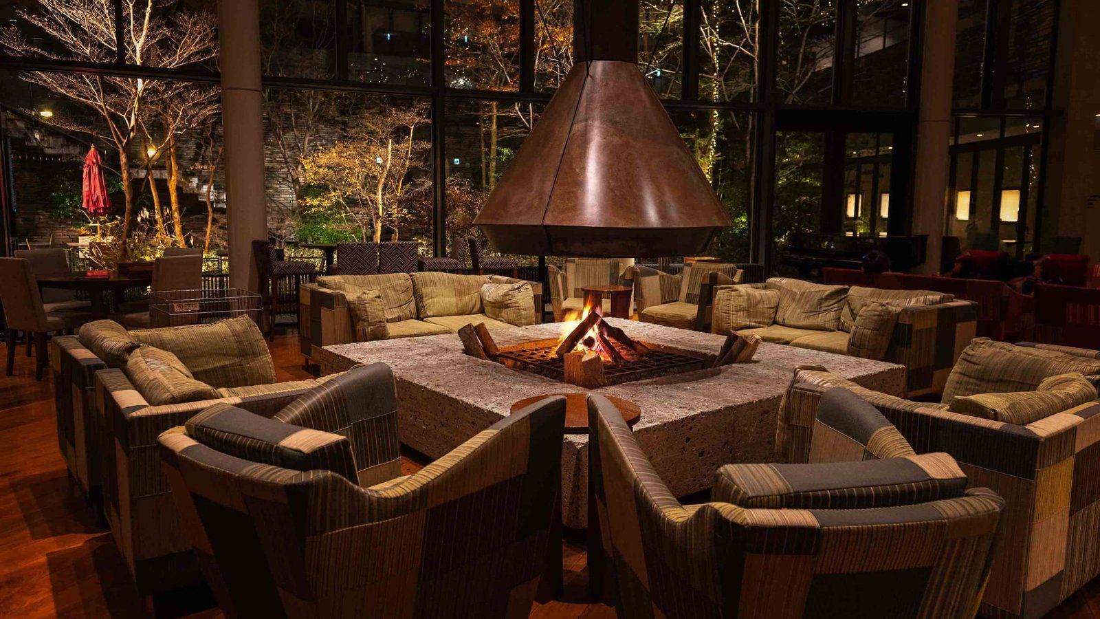 箱根凱悅麗晶度假酒店Living Room 燒著柴火的壁爐與沙發區