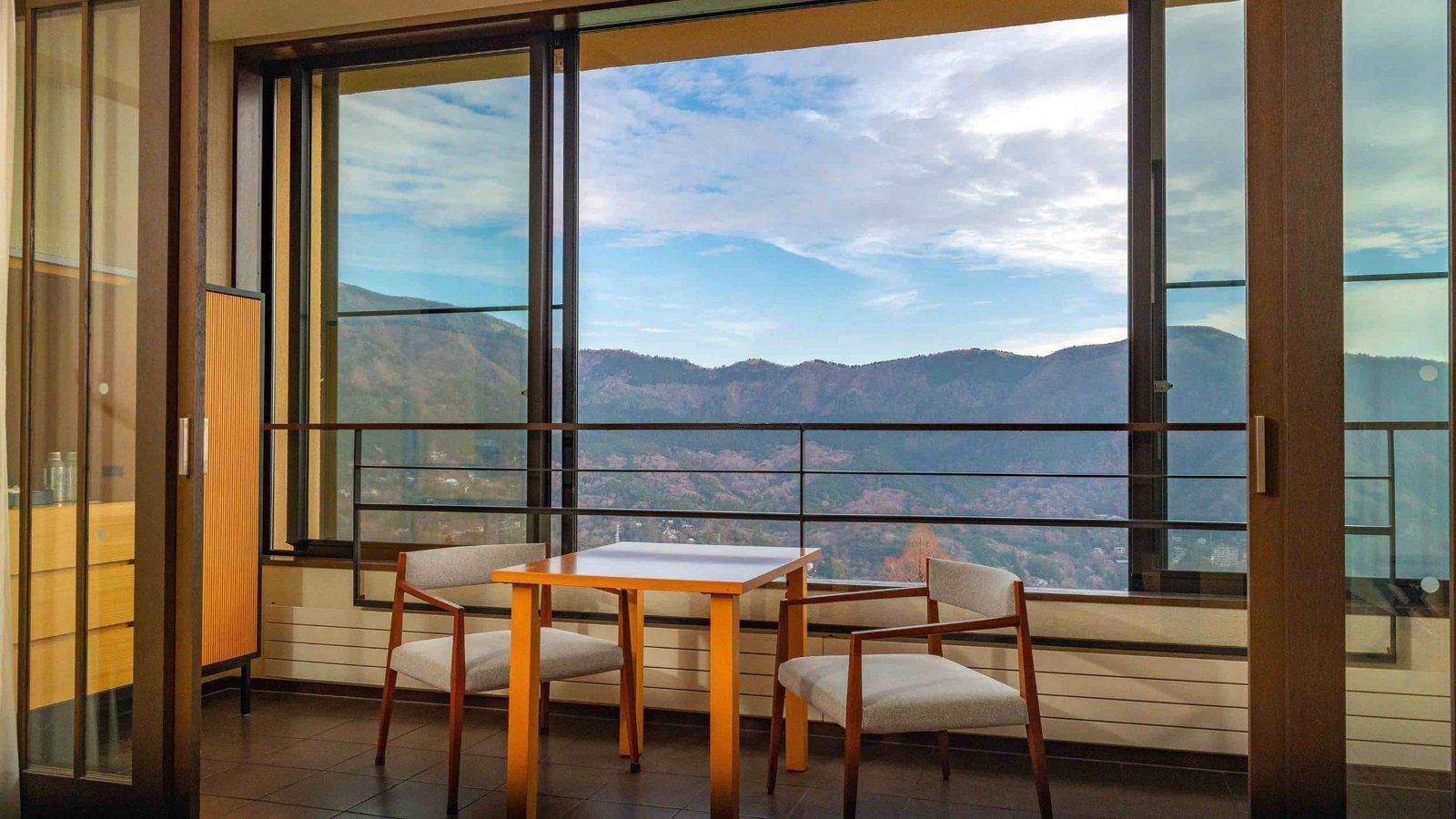 箱根凱悅麗晶度假酒店豪華雙床房露台外的箱根群山